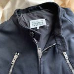 image：Maison Margielaの黒いメンズジャケット