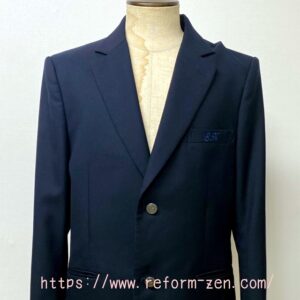 写真:制服のブレザーの肩幅を小さくお直しします。