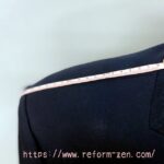 写真:制服のブレザーの肩幅を小さくするお直し 元の肩のサイズを測る