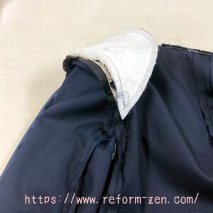 写真:制服のブレザーの肩幅を小さくするお直し ブレザーを裏返した状態