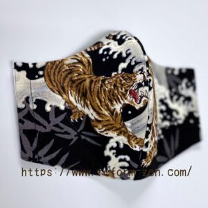 写真：和柄の虎と波　リフォーム繕謹製オリジナル布製マスク販売中　色／黒