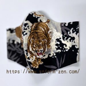 写真：和柄の虎と波　リフォーム繕謹製オリジナル布製マスク販売中　色／黒