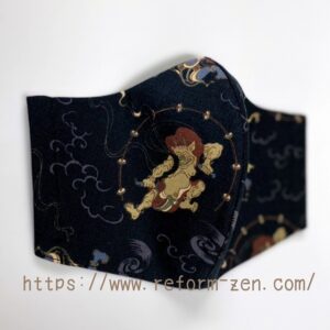 写真：和柄の風神雷神　リフォーム繕謹製オリジナル布製マスク販売中　色／黒