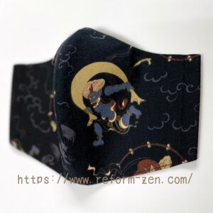 写真：和柄の風神雷神　リフォーム繕謹製オリジナル布製マスク販売中　色／黒