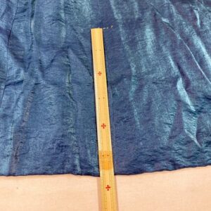 写真：ノースリーブワンピース　裾の長さを短く　寸法を測る