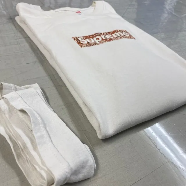 白いシュプリームTシャツ
