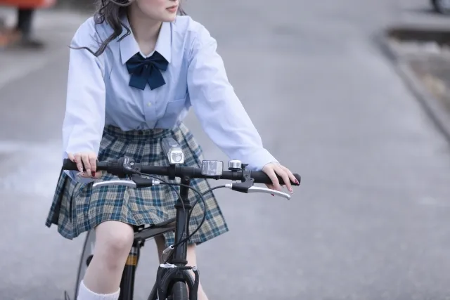 自転車をこぐ女子高生