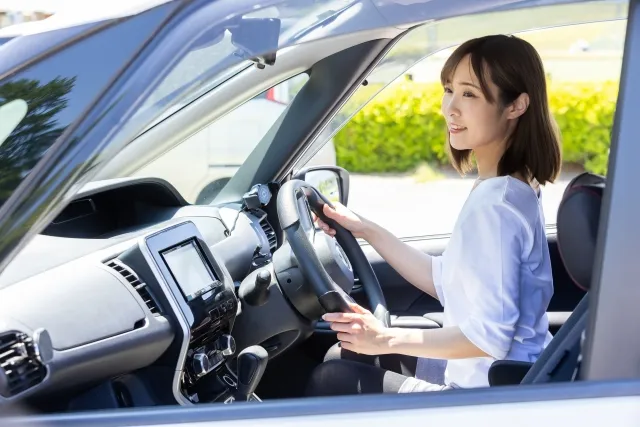 車を運転する女性