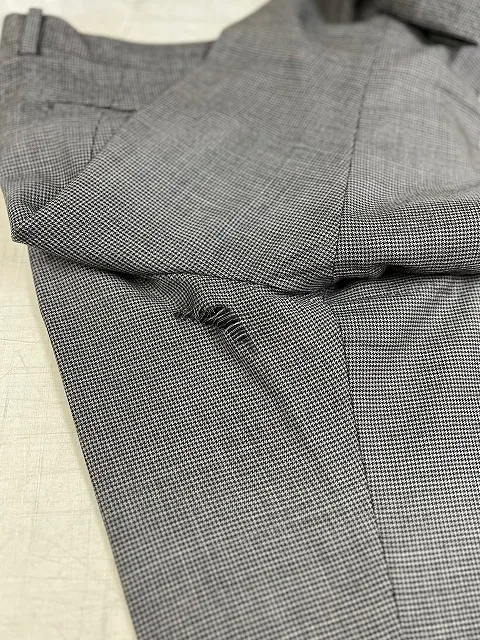 オーダースラックスの破れ補修|修理前