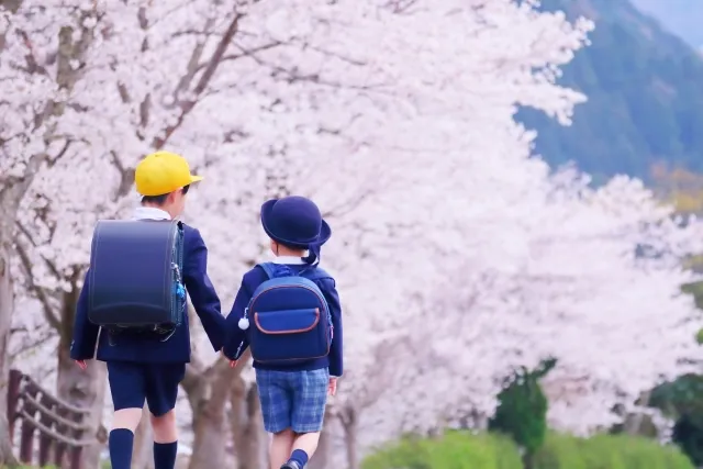 幼稚園児と小学生の登校風景