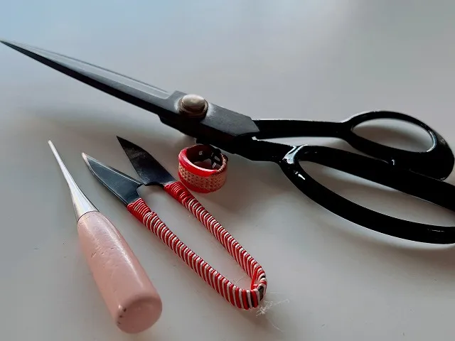 はさみ、目打ち、小ばさみ、指ぬき